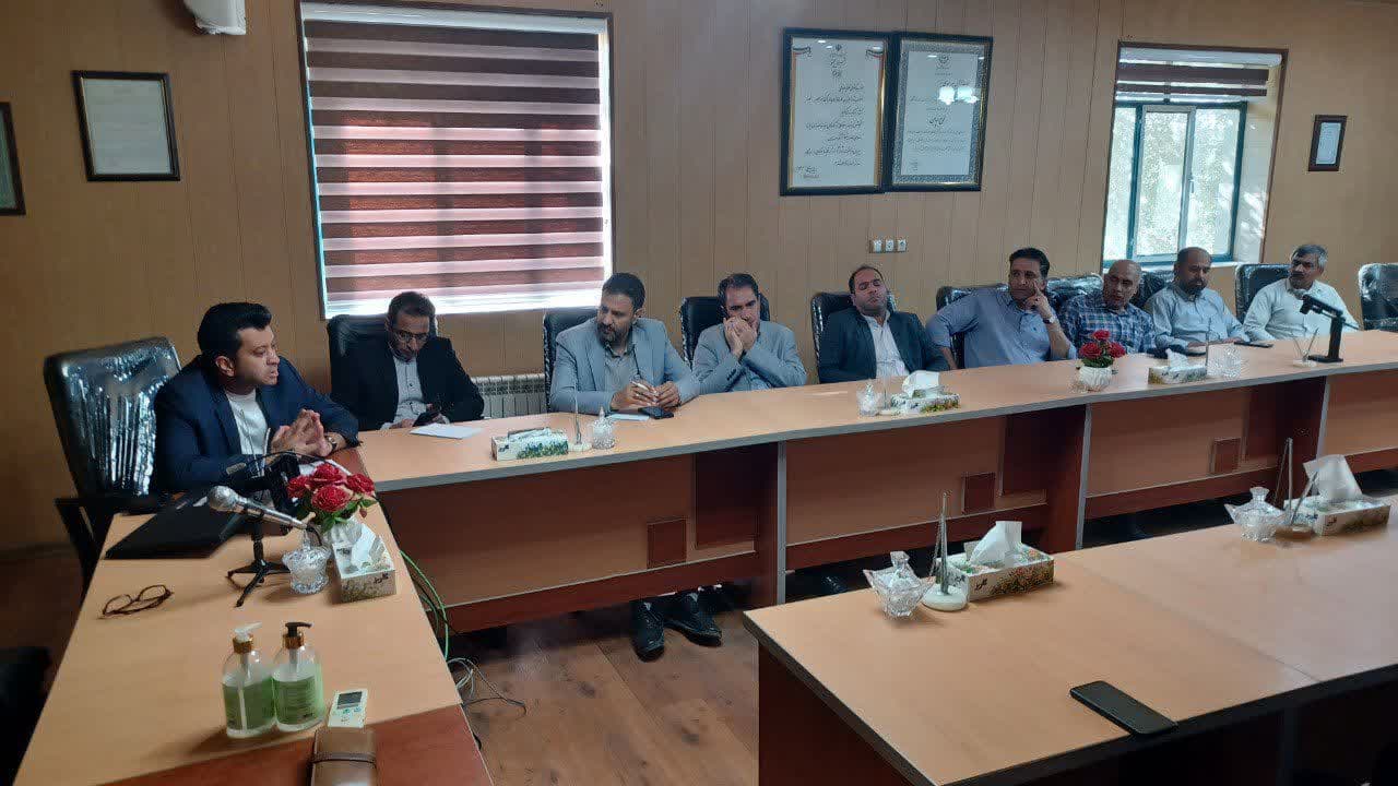 جلسه قائم مقام محترم زنجیره و مدیر عامل کارخانه آقای سرباز با جمعی از مدیران  استان